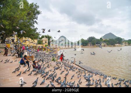 Pushkar, India. 02 agosto 2021. Il lago Pushkar è uno dei luoghi di pellegrinaggio più importanti, nonché il sito della fiera Pushkar famosa in tutto il mondo. Circondato da numerosi templi e ghat (punti di balneazione), il lago attira migliaia di devoti ogni anno alla sua soglia, per ottenere una distinzione spirituale e raggiungere la salvezza facendo un tuffo nelle sue acque sacre. (Foto di Shaukat Ahmed/Pacific Press) Credit: Pacific Press Media Production Corp./Alamy Live News Foto Stock