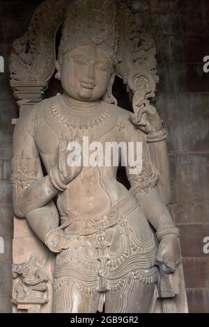 Primo piano della scultura in pietra al tempio di Chaturbhuj a Khajuraho, Madhya Pradesh, India, Asia Foto Stock