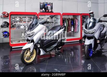 KANCHANABURI, TAILANDIA -10 GIUGNO 2021 : Speciale motocicli e accessori Yamaha nuovi scontati in vendita presso il negozio di moto Yamaha a Tha Muang dist Foto Stock