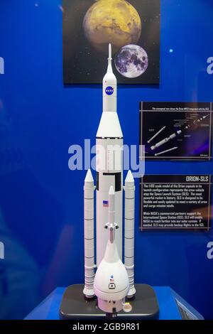 Space Launch System (SLS) modello 1:1000 e veicolo spaziale Orion esposti nel Johnson Space Center nella città di Houston, Texas TX, USA. Foto Stock