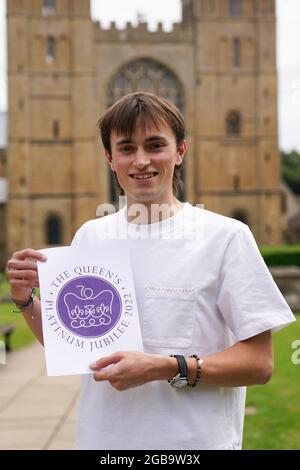 Edward Roberts nel campo di Southwell Minster nel Nottinghamshire con il suo disegno vincente per il Concorso di emblema del Giubileo della Regina. Nel 2022 la regina Elisabetta II diventerà il primo monarca britannico a celebrare un Giubileo di platino - settant'anni di servizio - che ha aderito al trono il 6 febbraio 1952. Data immagine: Lunedì 2 agosto 2021. Foto Stock