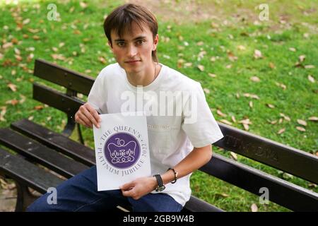 Edward Roberts nel campo di Southwell Minster nel Nottinghamshire con il suo disegno vincente per il Concorso di emblema del Giubileo della Regina. Nel 2022 la regina Elisabetta II diventerà il primo monarca britannico a celebrare un Giubileo di platino - settant'anni di servizio - che ha aderito al trono il 6 febbraio 1952. Data immagine: Lunedì 2 agosto 2021. Foto Stock