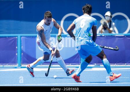 TOKYO, GIAPPONE - 3 AGOSTO: Simon Gougnard del Belgio, Surender Kumar dell'India in gara sulla Semifinale maschile durante i Giochi Olimpici di Tokyo 2020 allo Stadio di Hockey Oi il 3 agosto 2021 a Tokyo, Giappone (Foto di PIM Waslander/Orange Pictures) Foto Stock