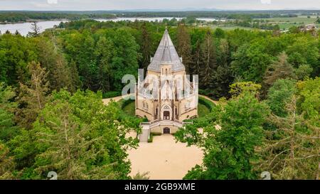 Veduta aerea del drone della Tomba di Schwarzenberg vicino a Trebbon, Repubblica Ceca. Edificio neo-gotico con torre e maestosa scala doppia è circondato da parco Foto Stock