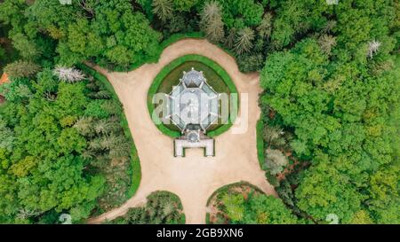 Veduta aerea del drone della Tomba di Schwarzenberg vicino a Trebbon, Repubblica Ceca. Edificio neo-gotico con torre e maestosa scala doppia è circondato da parco Foto Stock