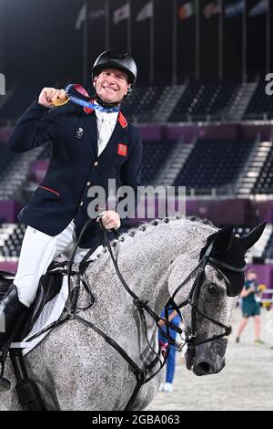 Tokyo, Giappone. 02 agosto 2021. Evocare il salto di showjumping. Parco equestre. 1-1. 2Chome. Kamiyoga. Setagaya. Tokyo. Oliver Townend (GBR) in sella alla CLASSE BALLAGHMOR mostra la sua medaglia sul giro d'onore. Credit Garry Bowden/Sport in Pictures/Alamy Live News Credit: Sport in Pictures/Alamy Live News Foto Stock