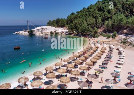 Porto Vathy, Marble Beach, Thassos, Grecia - 19 luglio 2021: Veduta aerea della spiaggia di Porto Vathy di un mare Mediterraneo smeraldo e trasparente con un Foto Stock