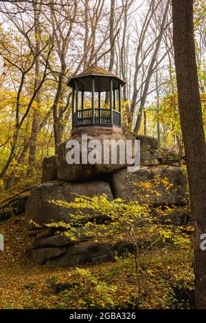 Alcova nel Sofievsky arboretum o Sofiyivsky Park a Uman, Ucraina, in una giornata di sole autunno Foto Stock