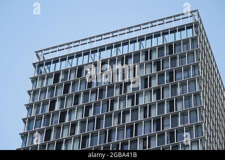 L'arrampicatore free-solista George King sale sull'edificio della Stratosphere Tower, un edificio a torre residenziale a 36 piani a Stratford, a est di Londra. Data immagine: Martedì 3 agosto 2021. Foto Stock