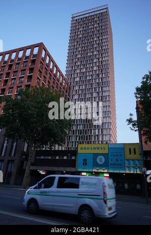 L'arrampicatore free-solista George King sale sull'edificio della Stratosphere Tower, un edificio a torre residenziale a 36 piani a Stratford, a est di Londra. Data immagine: Martedì 3 agosto 2021. Foto Stock