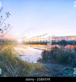 Splendido tramonto su un piccolo fiume. Paesaggio serale Foto Stock
