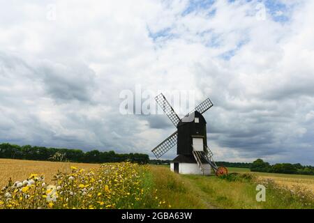 Pitstone Mill risale al 17 ° secolo, quando era un tempo un mulino funzionante. Danneggiato oltre riparazione nel 1902, è stato successivamente restaurato nel 1963. Foto Stock