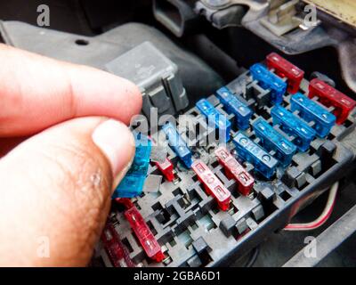 Scatola fusibili per auto colorata e fusibili di protezione multipli. Foto Stock