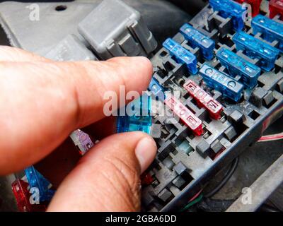 Scatola fusibili per auto colorata e fusibili di protezione multipli. Foto Stock