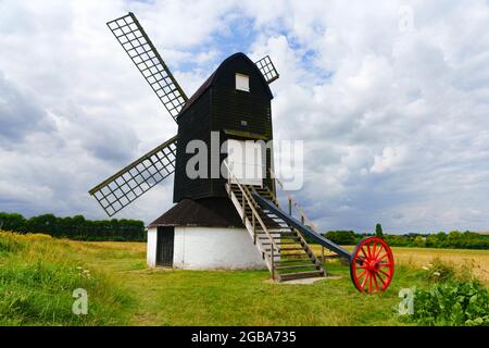 Pitstone Mill risale al 17 ° secolo, quando era un tempo un mulino funzionante. Danneggiato oltre riparazione nel 1902, è stato successivamente restaurato nel 1963. Foto Stock