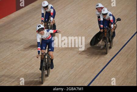 Izu, Giappone. 3 agosto 2021. Ciclismo/pista: Olimpiadi, 4000m di ricerca preliminare di squadra, donne, 1 ° round a Izu Velodrome. La Gran Bretagna Katie Archibald (l) celebra insieme a Neah Evans come Laura Kenny (2 ° da destra) si scontra con Josie Knight e si schianta. Credit: Sebastian Gollnow/dpa/Alamy Live News Foto Stock