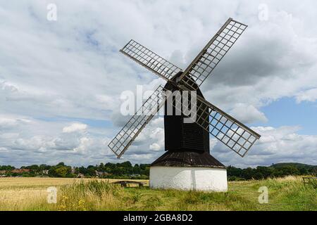 Pitstone Mill risale al 17 ° secolo, quando era un tempo un mulino funzionante. Raffigurato con la Chiesa fine sullo sfondo. Foto Stock