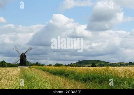 Pitstone Mill risale al 17 ° secolo, quando un tempo era un mulino funzionante. Nella foto circondato dalle colline Chiltern (Area di bellezza naturale). Foto Stock