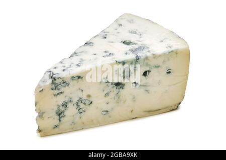 Pezzo triangolare di gorgonzola isolato su fondo bianco Foto Stock