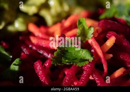 Barbabietola e carote guarnite con foglie di coriandolo (coriandolo) Foto Stock