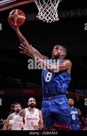 Saitama, Giappone. 3 agosto 2021. Khris Middleton (fronte) degli Stati Uniti va per un layup durante la partita di basket maschile tra la Spagna e gli Stati Uniti ai Giochi Olimpici Tokyo 2020 a Saitama, Giappone, 3 agosto 2021. Credit: Pan Yulong/Xinhua/Alamy Live News Foto Stock