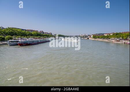 Una nave da crociera che gira sul fiume Rhône, Lione, Francia Foto Stock