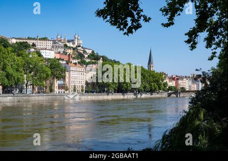 Il quartiere Fourvière con Notre-Dame de Fourvière visto dalle banchine del Saône, Lione, Francia Foto Stock