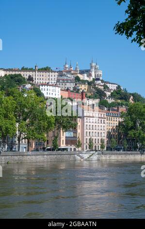 Il quartiere Fourvière con Notre-Dame de Fourvière visto dalle banchine del Saône, Lione, Francia Foto Stock