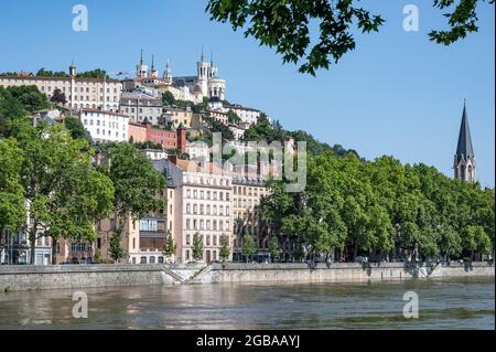 Il quartiere Fourvière con Notre-Dame de Fourvière visto dalle banchine del Saône, Lione, Francia Foto Stock