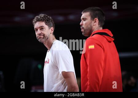 Saitama, Giappone. 3 agosto 2021. Pau Gasol (L) e Marc Gasol della Spagna reagiscono durante la partita di basket maschile tra Spagna e Stati Uniti ai Giochi Olimpici di Tokyo 2020 a Saitama, Giappone, 3 agosto 2021. Credit: Pan Yulong/Xinhua/Alamy Live News Foto Stock