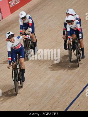 Izu, Giappone. 3 agosto 2021. Ciclismo/pista: Olimpiadi, 4000m di ricerca preliminare di squadra, donne, 1 ° round a Izu Velodrome. Katie Archibald (l) della Gran Bretagna celebra insieme a Neah Evans, mentre Laura Kenny (indietro, r) si scontra con Josie Knight e si schianta. Credit: Sebastian Gollnow/dpa/Alamy Live News Foto Stock