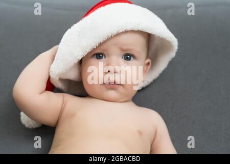 cute bambino ragazzo che indossa il cappuccio di natale Foto Stock