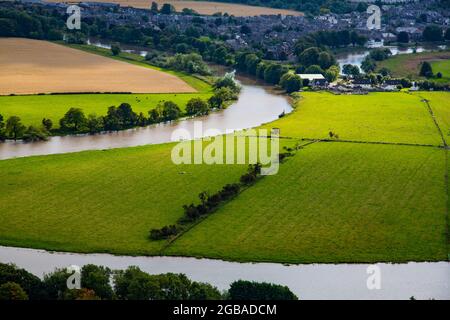 Vista de paisaje con meandro de rio, praderas verdes y montañas, desde el monumento a William Wallace Foto Stock