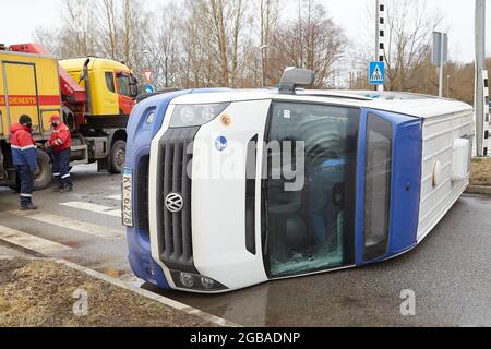 26 febbraio 2021, riga, Lettonia, ha danneggiato le auto sulla città raod sulla scena di un incidente a causa di un utilizzo del telefono cellulare durante la guida Foto Stock