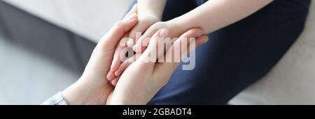 Le palme di madre e di ragazza sono unite insieme Foto Stock