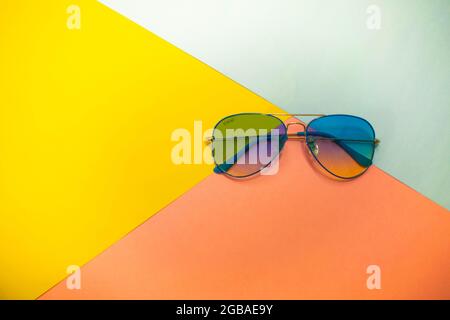 Occhiali da sole Aviator su uno sfondo minimo. Foto Stock
