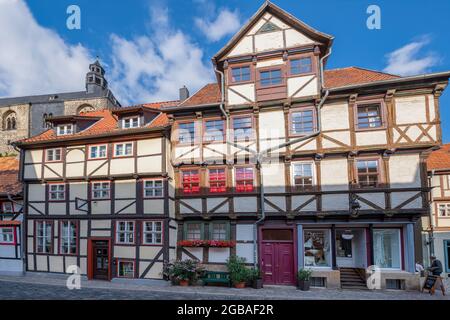 Quedlinburg, Germania; 31 luglio 2021 - è una città situata nella parte occidentale della Sassonia-Anhalt, Germania. Nel 1994, il castello, la chiesa e la città vecchia sono stati aggiunti t Foto Stock