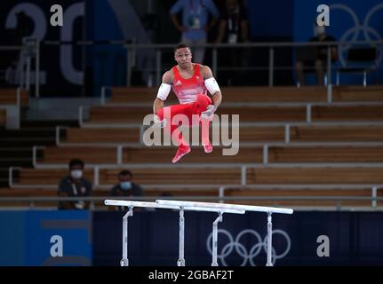 Joe Fraser della Gran Bretagna nella finale di The Men's Parallel Bars al Centro di ginnastica Ariake l'undicesimo giorno dei Giochi Olimpici di Tokyo 2020 in Giappone. Data immagine: Martedì 3 agosto 2021. Foto Stock