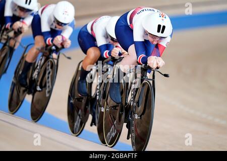 Great Britain's Katie Archibald, Laura Kenny, Neah Evans e Josie Knight in azione nella finale di Women's Team Pursuit durante la pista ciclabile all'Izu Velodrome l'undicesimo giorno dei Giochi Olimpici di Tokyo 2020 in Giappone. Data immagine: Martedì 3 agosto 2021. Foto Stock