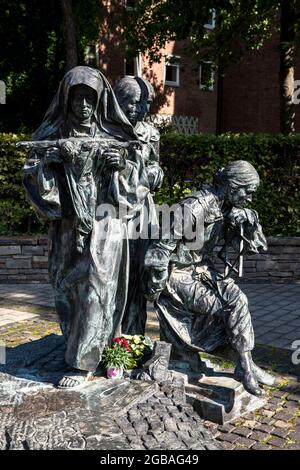 Edith Stein monumento dello scultore Bert Gerresheim su Boersenplatz / via Kardinal-Frings, Colonia, Germania. Edith Stein Denkmal von Bildhauer Bert Foto Stock