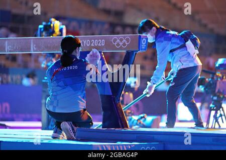 Tokyo, Giappone. 3 agosto 2021. I lavoratori sanitizzano il fascio di equilibrio prima dell'inizio della finale di ginnastica artistica per l'apparato individuale femminile presso il Centro di ginnastica Ariake ai Giochi Olimpici di Tokyo, Giappone, martedì 3 agosto 2021. Foto di Richard Ellis/UPI Credit: UPI/Alamy Live News Foto Stock