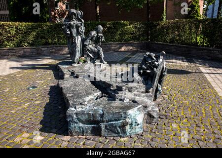 Edith Stein monumento dello scultore Bert Gerresheim su Boersenplatz / via Kardinal-Frings, Colonia, Germania. Edith Stein Denkmal von Bildhauer Bert Foto Stock