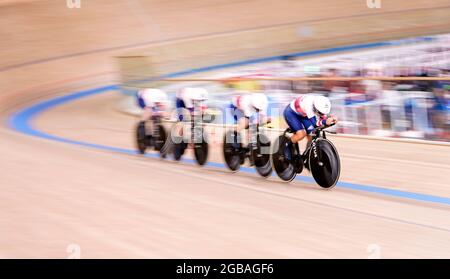 Great Britain's Katie Archibald, Laura Kenny, Neah Evans e Josie Knight in azione nella finale di Women's Team Pursuit durante la pista ciclabile all'Izu Velodrome l'undicesimo giorno dei Giochi Olimpici di Tokyo 2020 in Giappone. Data immagine: Martedì 3 agosto 2021. Foto Stock