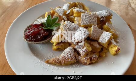 I pancake imperiali o Kaiserschmarrn con marmellata sono un dessert tradizionale popolare in Austria e Germania Foto Stock