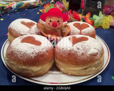 Le ciambelle di Carnevale sono un tipico dessert di carnevale europeo Foto Stock