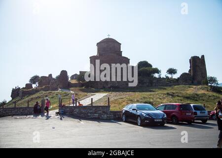 Mtskheta, Georgia - 13 luglio 2018: L'antica chiesa ortodossa georgiana di Holly Cross, monastero di Jvari con resti di pietra muro, patrimonio mondiale Foto Stock