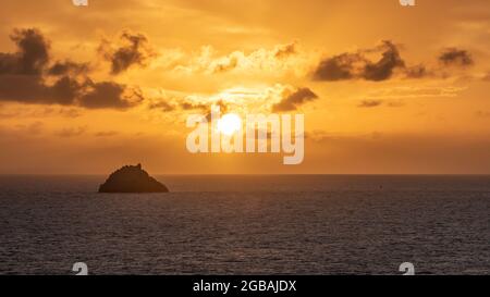 Colorato cielo arancione tramonto sul Mar dei Caraibi. Foto Stock