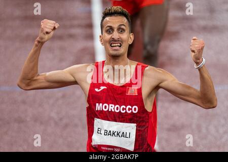 TOKYO, GIAPPONE - 2 AGOSTO: Soofiane El Bakkali del Marocco reagisce mentre vince dopo aver disputato la finale di Steeplechase maschile di 3000 m durante i Giochi Olimpici di Tokyo 2020 allo Stadio Olimpico il 2 agosto 2021 a Tokyo, Giappone (Foto di Ronald Hoogendoorn/Orange Pictures) Foto Stock