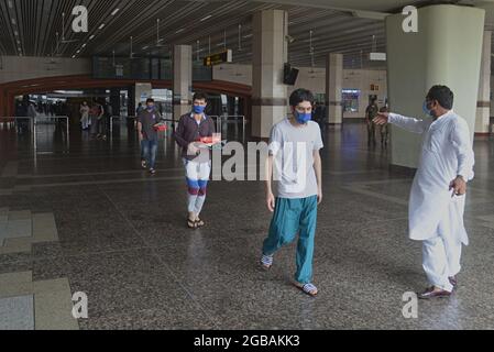 Lahore, Pakistan. 3 agosto 2021. Ventotto pakistani liberati dalla prigione dell'Arabia Saudita hanno raggiunto l'aeroporto Allama Iqbal di Lahore. Il governo ha pagato il viaggio di 19 passeggeri. Sono arrivati all'aeroporto di Allama Iqbal tramite il volo PIA 9248 il martedì mattina. Saranno condotti i test del Covid-19 e sarà loro permesso di lasciarli una volta chiari. Farrukh Habib di PTI e Ijaz Chaudhry li accolsero. Essi hanno detto che prima di questo, 62 pakistani sono stati riportati. (Foto di Rana Sajid Hussain/Pacific Press) Credit: Pacific Press Media Production Corp./Alamy Live News Foto Stock