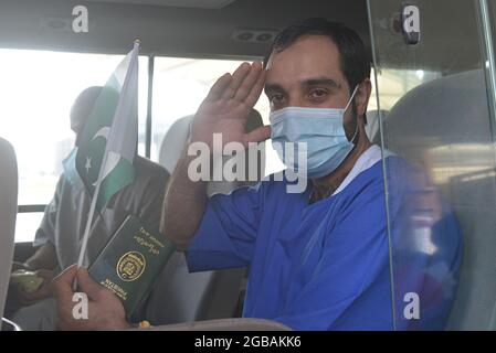 Lahore, Pakistan. 3 agosto 2021. Ventotto pakistani liberati dalla prigione dell'Arabia Saudita hanno raggiunto l'aeroporto Allama Iqbal di Lahore. Il governo ha pagato il viaggio di 19 passeggeri. Sono arrivati all'aeroporto di Allama Iqbal tramite il volo PIA 9248 il martedì mattina. Saranno condotti i test del Covid-19 e sarà loro permesso di lasciarli una volta chiari. Farrukh Habib di PTI e Ijaz Chaudhry li accolsero. Essi hanno detto che prima di questo, 62 pakistani sono stati riportati. (Foto di Rana Sajid Hussain/Pacific Press) Credit: Pacific Press Media Production Corp./Alamy Live News Foto Stock